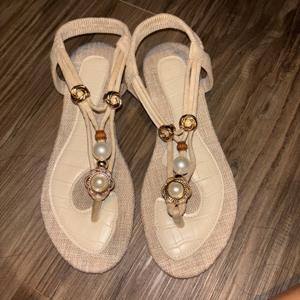 Gorgeous sandals worn lightly 🤍